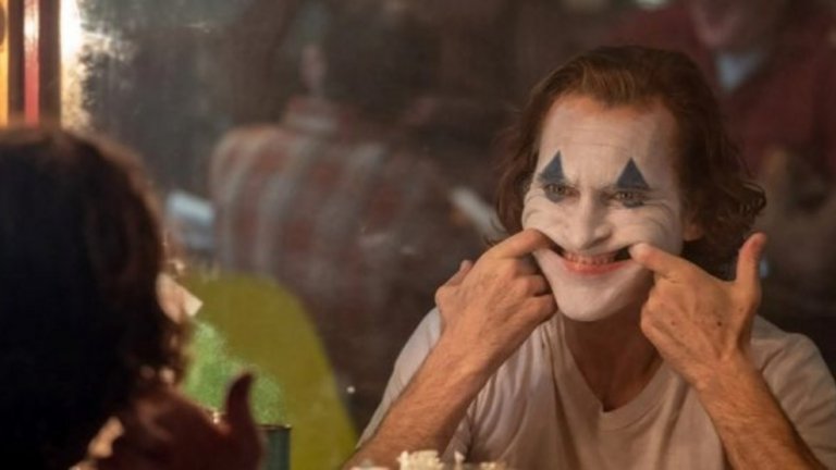 Joker / "Жокер" 

Публиката във Венеция ще има привилегията да гледа първата прожекция на "Жокерът" с Хоакин Финикс - един от филмите, които вече се спрягат в класациите с фаворити за "Оскар". Хийт Леджър спечели наградата на Академията посмъртно именно за ролята си на антигероя в The Dark Knight, а сега талантливият Хоакин Финикс получава перфектна възможност да извади най-мрачните, болезнени и патологични нишки от образа му. 

