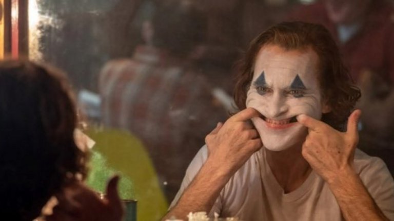 Joker / "Жокер" 
Публиката във Венеция ще има привилегията да гледа първата прожекция на "Жокерът" с Хоакин Финикс - един от филмите, които вече се спрягат в класациите с фаворити за "Оскар". Хийт Леджър спечели наградата на Академията посмъртно именно за ролята си на антигероя в The Dark Knight, а сега талантливият Хоакин Финикс получава перфектна възможност да извади най-мрачните, болезнени и патологични нишки от образа му.