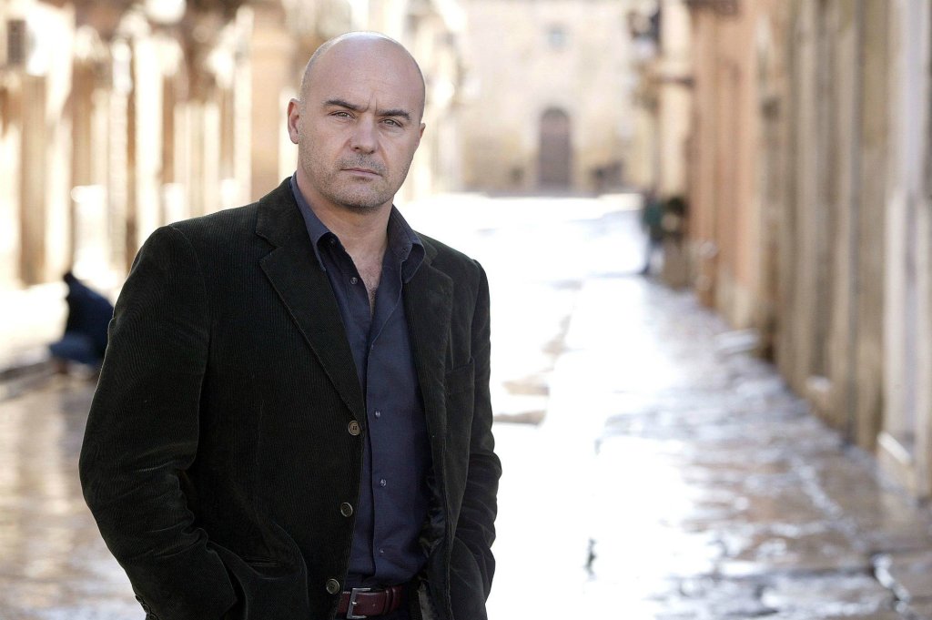 Il commissario Montalbano/ Комисар Монталбано

Италианският сериал стана популярен и в България и до момента има девет сезона. Създаден е по детективските романи на Андреа Камилери. По него има създаден и друг сериал от типа на т.нар. прикуели, койт