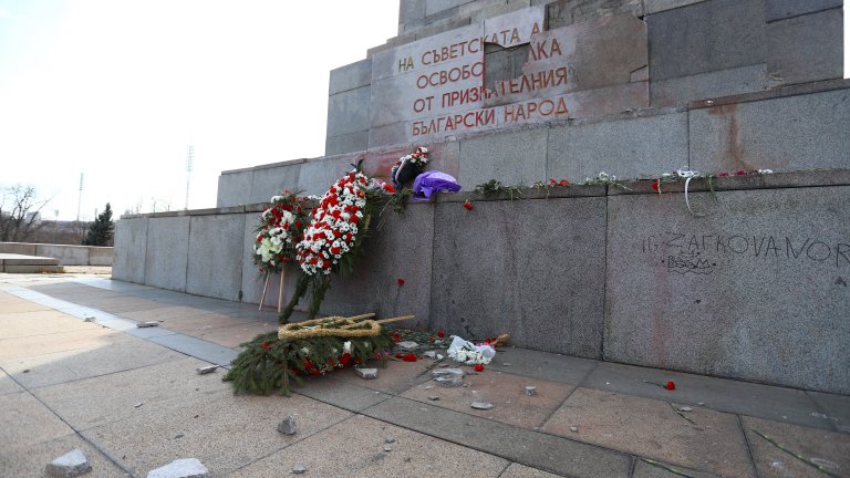 Паметникът на съветската армия осъмна със счупена плоча