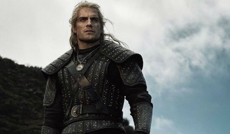 Хенри Кавил играе Гералт от Ривия в първите три сезона на сериала "Вещерът", преди публично да се откаже от ролята. Това още повече разпали огъня на критиките срещу създателите и на тази адаптация.