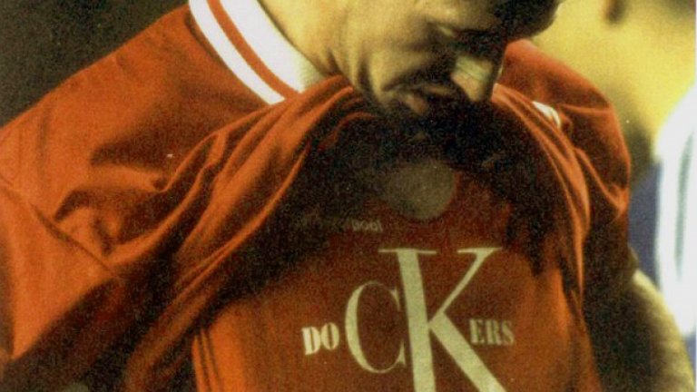 Моментът на канонизирането. Фланелката в подкрепа на докерите завинаги изкова статут на Роби сред феновете на Ливърпул.