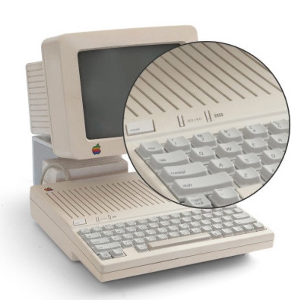 Превключване между клавиатурите
През 1984 години Apple все пак опитват да въведат клавиатурата на Дворак и в този "портативен" персонален компютър, модел Ilc, те добавят възможност да се превключи между неговата подредба и традиционната QWERTY клавиатура.