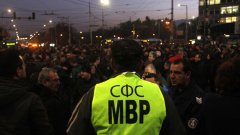 След неколкодневни протести и блокади на пътищата в София и цялата страна в края на 2015 г. полицаите успяха да си извоюват отлагане на съкращенията на привилегии