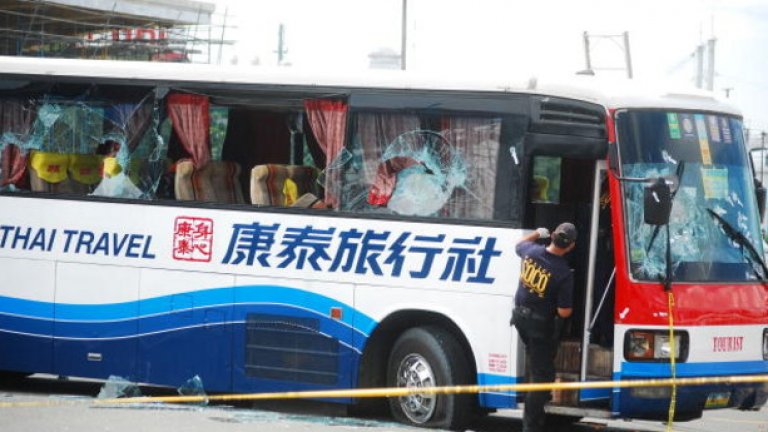 Заложническата криза в Манила

На 23 Август 2010 г. бивш полицай отвлече туристически автобус и държа 25 души за заложници. Мотивите му бяха несправедливо уволнение от работа. По телевизията беше показано как полицаи преместват тяло от предната част на автобуса, преди да влязат в превозното средство.

Краят на продължилата цял ден заложническа криза настъпи повече от час, след като командоси обкръжиха автобуса. Осем души, включително похитителят, загинаха, а седем бяха ранени.