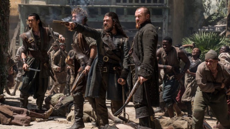 Black Sails
Донякъде следвайки примера от Spartacus, Starz подхождат доста визуално към насилието и в Black Sails. Само дето тук то е доста по-реалистично, което влиза и в основната идея за пресъздаване на един именно реалистичен вариант на "Островът на съкровищата". Сериалът се явява един вид предистория на добре познатия пиратски роман, но тук определено няма място за младежки приключения. А насилието е ключова част от цялостното усещане на шоуто - от боевете между невъздържани пирати до жестокостта, до която един човек може да стигне, за да се наложи над останалите. Показателна е и една от ключовите сцени с Дългия Джон Силвър, в която той с дървения си крак разбива черепа на противоречащ му пират.