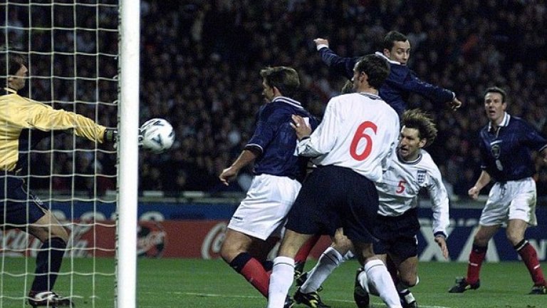10. Англия - Шотландия 0:1, втори плейоф за класиране за Евро 2000, 1999 г.
Англия си тръгва от съседна Шотландия с комфортен аванс от 2:0 в първия мач след два гола на Пол Скоулс. На "Уембли" обаче е много трудно. Дон Хътчинсън бележи за шотландците в края на първото полувреме и домакините треперят до края.
