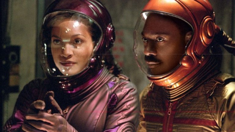 4. Приключенията на Плуто Наш (The Adventures of Pluto Nash) – 2002 г.
Загуби - $123,36 млн.
Спомняте ли си времената, когато Еди Мърфи беше супер звезда? Ако отговорът е „да”, то явно сте били в съзнателна възраст в края на 80-те и началото на 90-те. Кариерата на Мърфи, обаче тръгва на залез в края на 90-те и този безумен филм само го закопава допълнително.
Сценарият на филма е написан още в средата на 80-те, но никой не желае да го заснеме. Чак през 2000 г. проектът тръгва с Еди Мърфи в главната роля и щедър бюджет. Надеждата е, че Мърфи отново ще блесне носейки купища пари. Лентата е заснета през лятото на 2000 г. и се планира за разпространение през пролетта на следващата година. Легендата твърди, че когато висшия мениджмънт на студиото вижда готовия продукт е имало заръки филма никога да не се пуска в разпространение, заради безумно ниското си качество.
В крайна сметка той е пуснат по кината чак през август 2002 г. Критиката смело го заклеймява, като един от най-лошите филми правени от Холивуд, а публиката проявява почти нулев интерес. „Плуто Наш” дебютира едва на 10 място в щатския бокс офис, а на следващата седмица се срива до 17-а позиция, когато е и свален от широко разпространение.