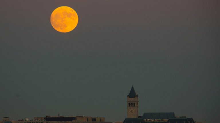 Астрономите споделят, че тази нощ Луната ще е изглежда с 14% по-голяма и с 30% по-ярка в сравнение с едно обичайно пълнолуние.