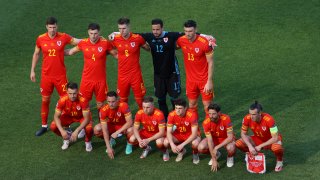 Обяснено: Защо играчите на Уелс се подреждат "накриво" за отборните снимки