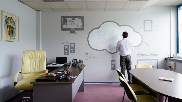 Цветна или бяла, пишеш, триеш, после отначало. Що е то?