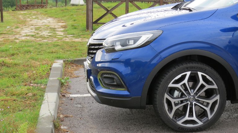 Кросоувърът вече се предлага с 1,3-литров бензинов турбодвигател с 4 цилиндъра, разработен съвместно с Daimler. При версията TCe 140 той вдига 140 к.с., като се комбинира с 6-степенна механична скоростна кутия, а при TCe 160 имаме приятните 160 к.с.и 7-степенна автоматична трансмисия с два съединителя (EDC).