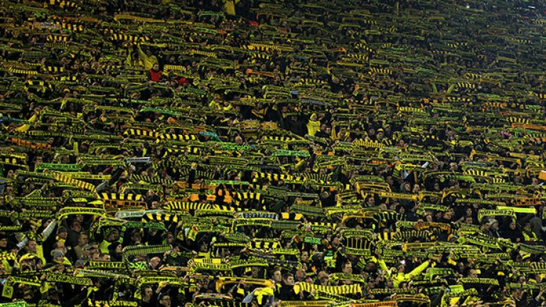 Жълтата стена - една от най-впечатляващите гледки в световния футбол. Южната трибуна на стадиона в Дортмунд е едно жужащо море от фенове.