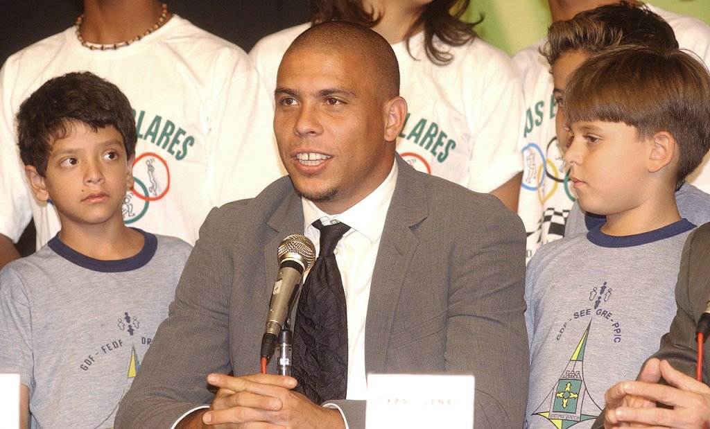 1280px-Ronaldinho06Jun2005Abr