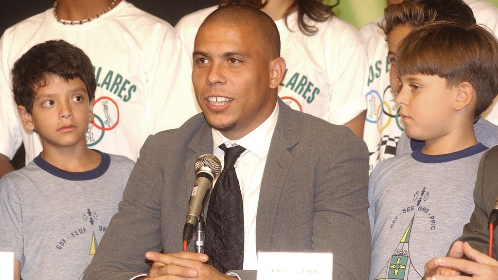 1280px-Ronaldinho06Jun2005Abr