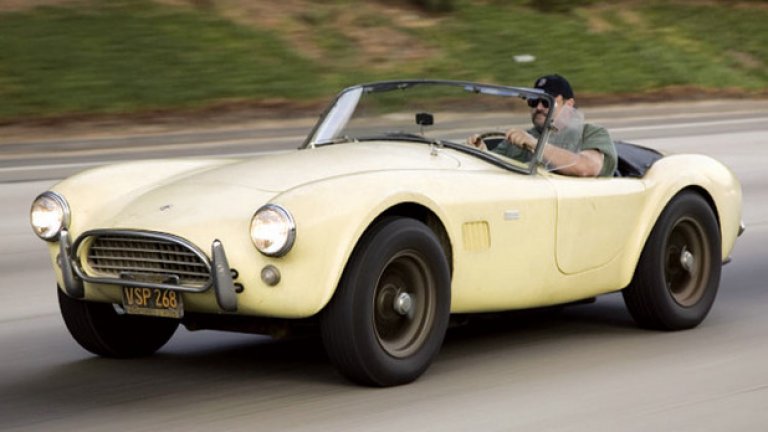 1962-1967 Shelby Cobra Cobra-та е много популярен модел сред колекционерите, дори и сега, може би защото между 1962-ра и 1967-ма са произведени едва около 1000 броя подобни автомобили. Ранните модели, като този на снимката, са с двигател на Ford
