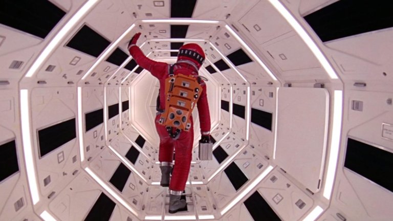 1. 2001: A Space Odyssey / "2001: Космическа одисея" (1968 г.) 
Този филм на Стенли Кубрик не е нито първата фантастика, нито дори първият филм за Космоса, но със сигурност ще остане в историята като проекта, който дава тласък на целия жанр със своите мащаби и визия. 
Продукцията струва колосалните за времето си 10 млн. долара и макар първоначално да не е приета добре от критиката и публиката, с времето се доказва като един от най-великолепно заснетите филми на всички времена. А нови и нови поколения винаги успяват да открият по нещо в него.