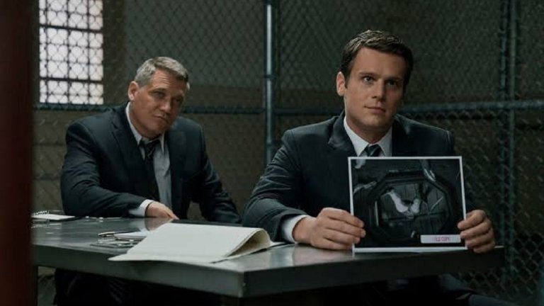 Mindhunter (“Ловец на мозъци”)
Вдъхновен от истински събития, криминалният сериал на Netflix се развива в средата на 70-те години в САЩ, когато съставянето на психологически профил на престъпниците все още е в зародиш. В ранните етапи от изучаването на престъпните умове  ФБР създава отдел по “Поведенчески анализ”, в който агентите Холдън Форд (Джонатан Гроф), Бил Тренч (Холт Макколъни) и психологът Уенди Кат (Ана Торв) провеждат поредица от интервюта със серийни убийци, за да разберат как функционира мозъкът им и какво провокира поведението им. Целта е да се събере достатъчно информация, за да се стигне до дъното на най-зловещите убийства в Атланта, продължили две десетилетия.