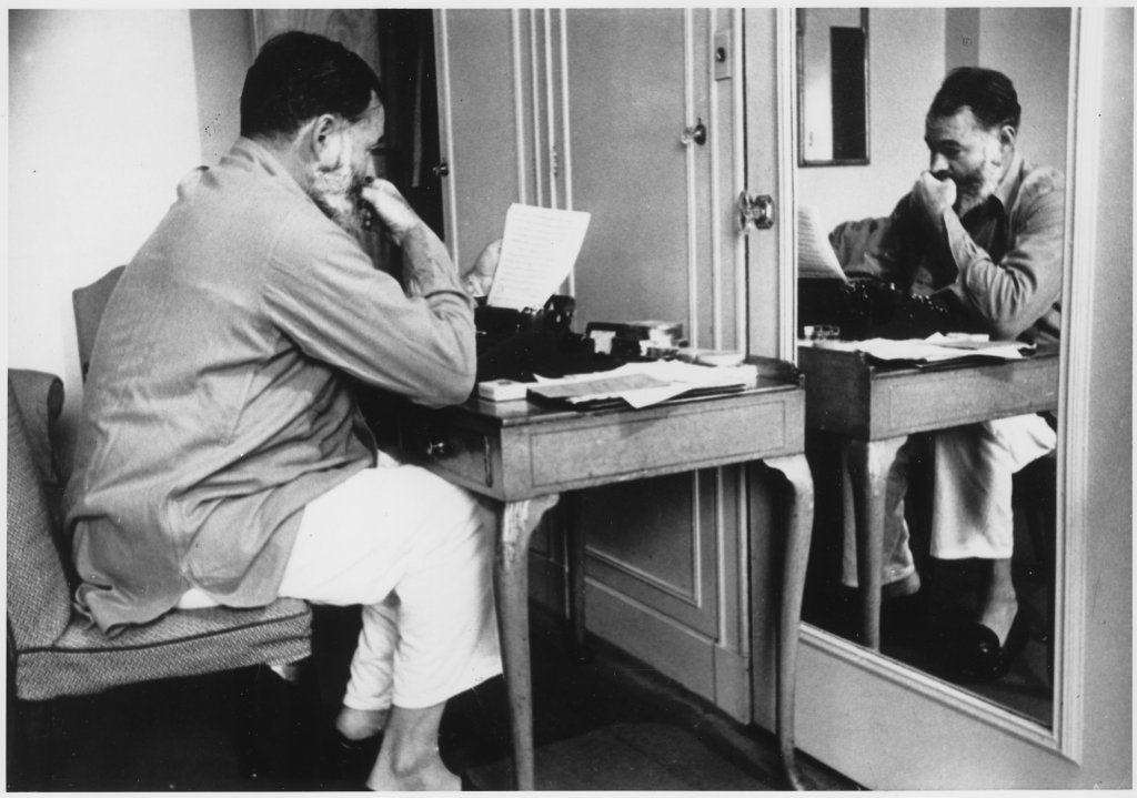 Ernest_Hemingway_in_London_at_Dorchester_Hotel_1944_-_NARA_-_192672