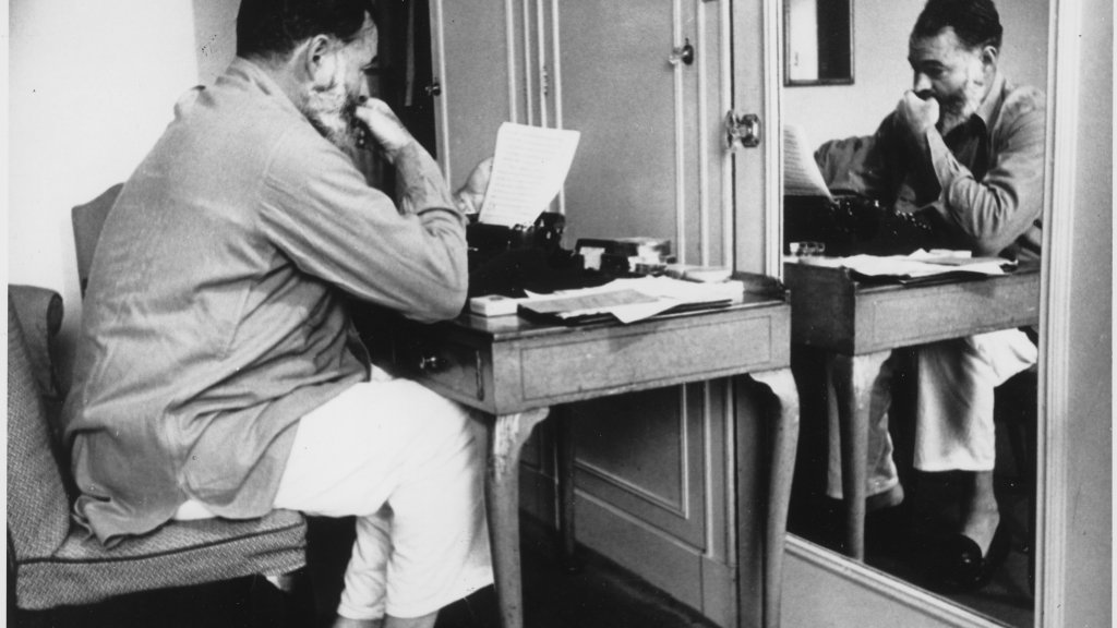 Ernest_Hemingway_in_London_at_Dorchester_Hotel_1944_-_NARA_-_192672