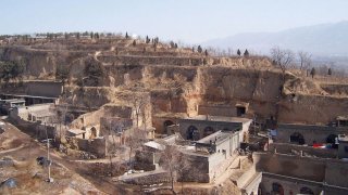 Заради подобно строителство на домове-пещери преди почти 5 века в Китай загиват около 830 000 души.