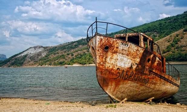 Корабче, изоставено край брега на язовир Студен кладенец по средното течение на река Арда, на югоизток от град Кърджали. Някога е превозвало туристи, а сега служи като табела, която да напомня, че къпането е "ЗАБРАНЕНО"