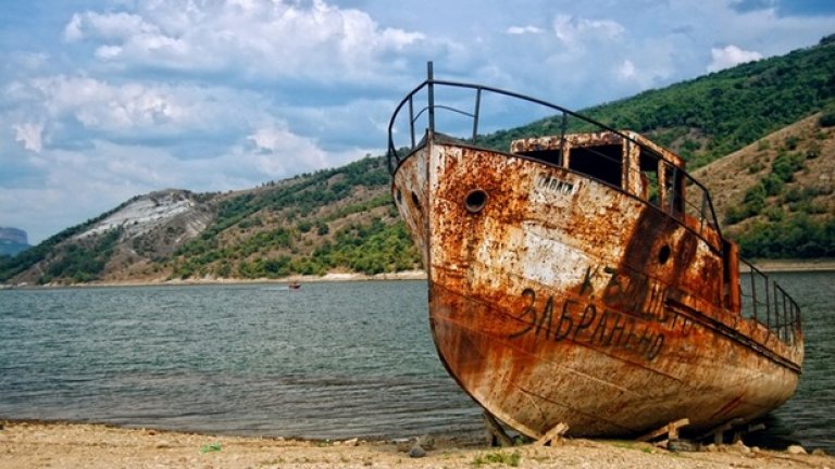 Корабче, изоставено край брега на язовир Студен кладенец по средното течение на река Арда, на югоизток от град Кърджали. Някога е превозвало туристи, а сега служи като табела, която да напомня, че къпането е "ЗАБРАНЕНО"