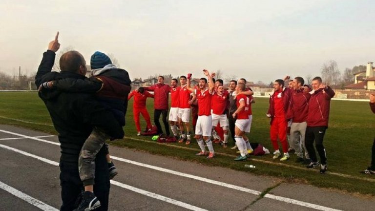 С десет победи и само един равен футболистите на ЦСКА 1948 водят класирането в дивизия „София – юг”. Публиката е убедена, че само след година отборът ще бъде на върха в елитната аматьорска „В” група