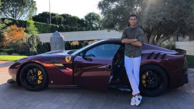 Ferrari F12 TDF
Последната придобивка на Кристиано му струва над половин милион долара, а освен това е с цвета на националния екип на Португалия. Това е петото Ferrari, което той си купува.