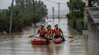 В неизвестност са 15 души, а над 200 са ранени и пострадали