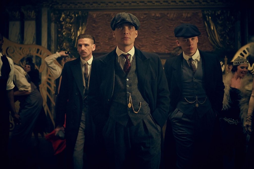 Peaky Blinders

Още един сериал на Стивън Найт, който стои и зад „Taboo“. Британската криминална драма разказва за бандата „Peaky Blinders“, която действа в Бирмингам след Първата световна война. Ретро шапки, секси мустаци и стилни костюми съпътства