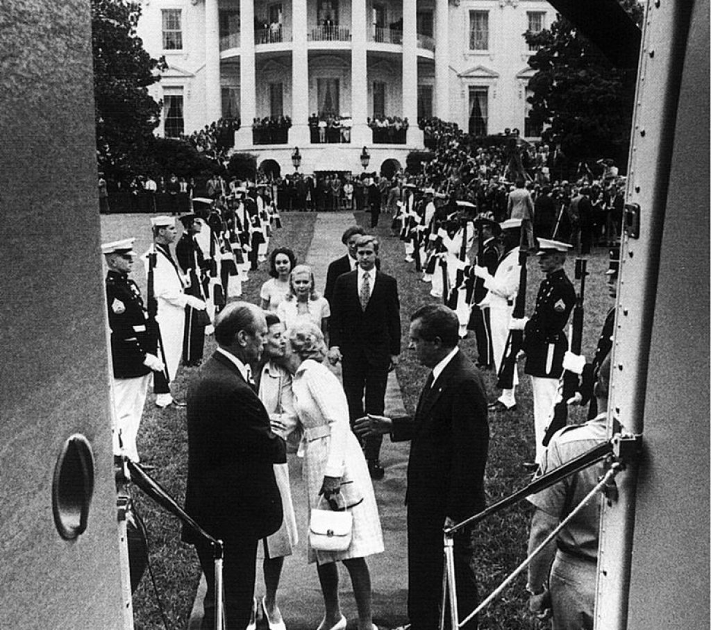 800px-Nixon_leaving_whitehouse