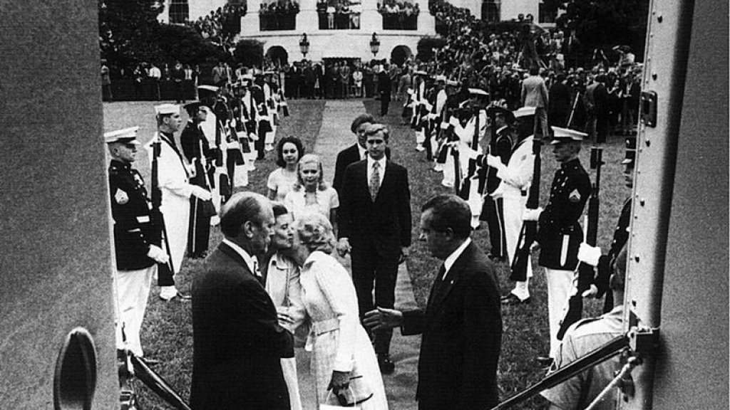 800px-Nixon_leaving_whitehouse