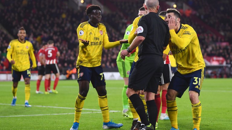 Играчите на Арсенал убеждават рефера Майк Дийн да отсъди дузпа, но неговото решение беше жълт картон за симулация на Букайо Сака