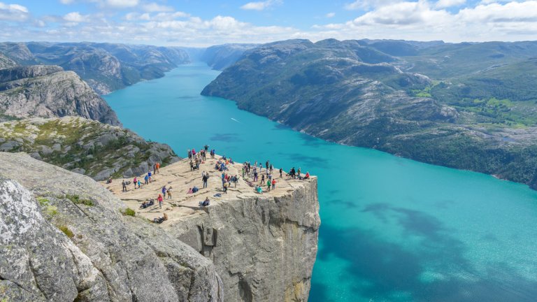 Скалата-амвон
Още един на най-знаковите кадри от Норвегия. Прейкестулен – скалата-амвон, е надвиснала на 600 метра над Лисефиорд и се посещава от стотици хиляди туристи ежегодно. Усещането отгоре е главозамайващо и всеки трябва да внимава къде стъпва.
Платото се намира в Югозападна Норвегия, близо до Ставангер. Стига се пеша, преходът е около 8 км. и се определя като средно труден.