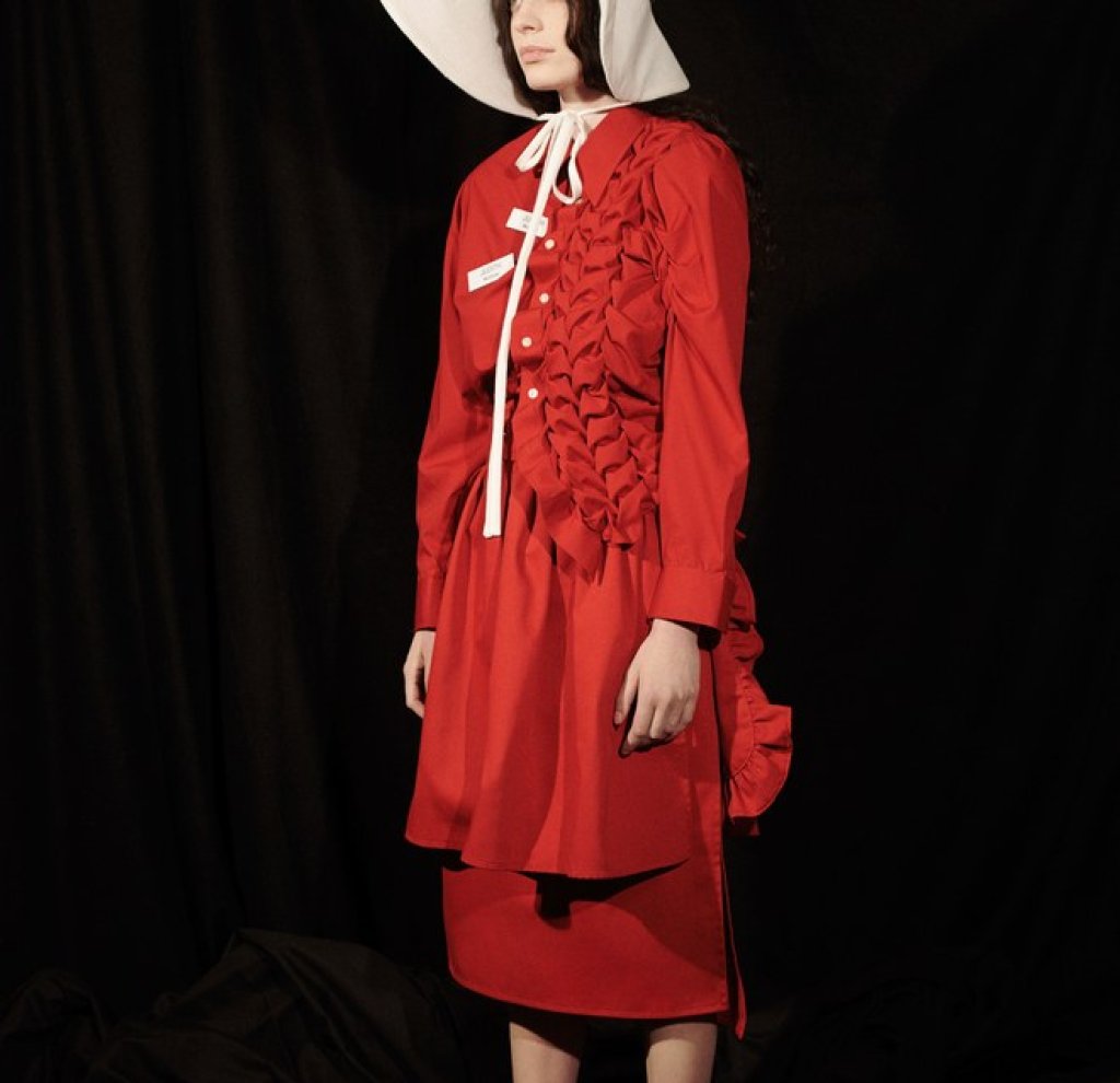 Vaquera x The Handmaid’s Tale
Колаборацията на Vaquera с хита на Hulu - Историята на Прислужницата, бе една от най-обсъжданите за 2017 г. Въпреки че дрехите не се произведоха за масовия пазар, те оставиха следа, съчетавайки мода, арт, телевизия и медия в