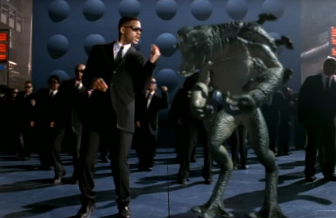 15.  Will Smith - Men in Black

Колко хора все още си спомнят за това, че Уил Смит някога имаше и рап кариера? Нещо повече, той редовно правеше заглавните песни за саундтрака на филмите си. Такъв е случаят и с "Men in Black" - в никакъв случай не е сред най-невероятните композиции в този списък, но е забавна, закачлива и улавя атмосферата на филма за облечените в черно мъже, които следят внимателно пришълците, обитаващи Земята. А и печели "Грами" на Смит, което не е малко постижение.