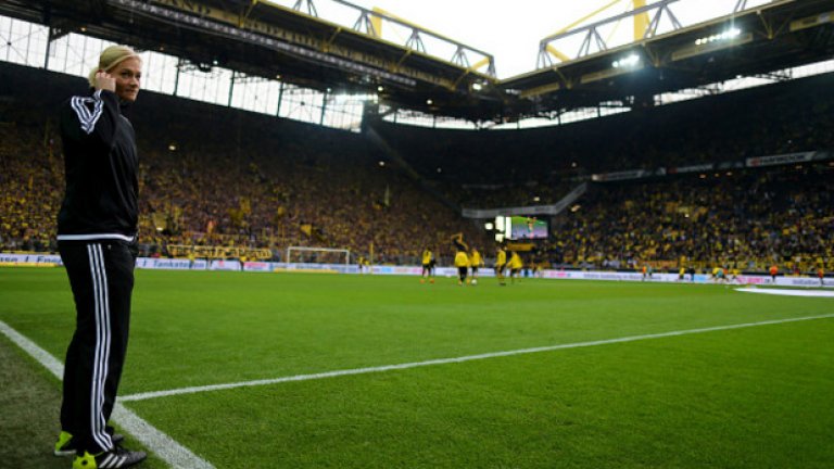 Мачовете от Първа Бундеслига също не са й чужди. Засега обаче влиза в ролята само на четвърти съдия.