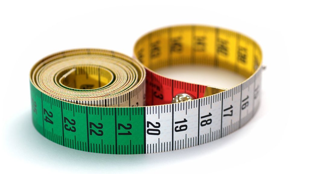 1280px-Tape_measure_colored