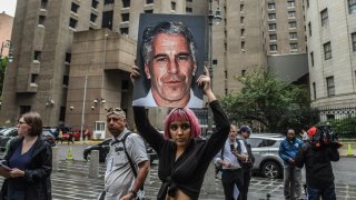 Нови мемоари на Вирджиния Джуфре разказват за бизнесмена