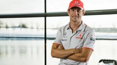 Световният шампион Дженсън Бътън е в ролята на догонващ в McLaren