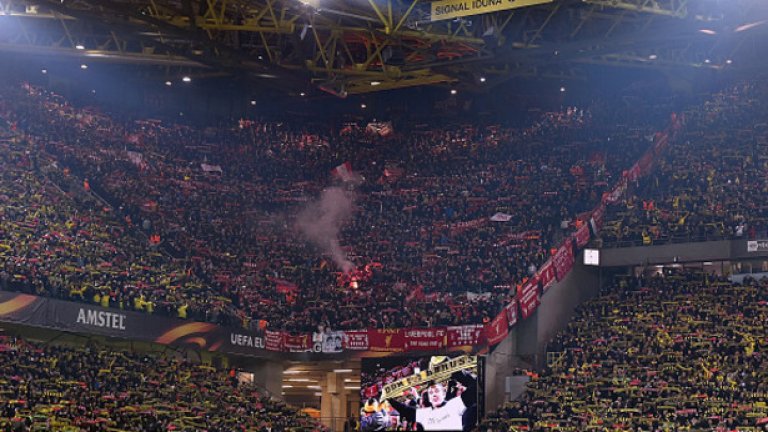 Двете агитки пееха заедно преди, по време и след мача