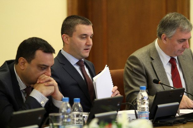 На извънредното заседание на Министерския съвет на 1 декември, 2014-та година, Ивайло Калфин сложи яркочервена вратовръзка
