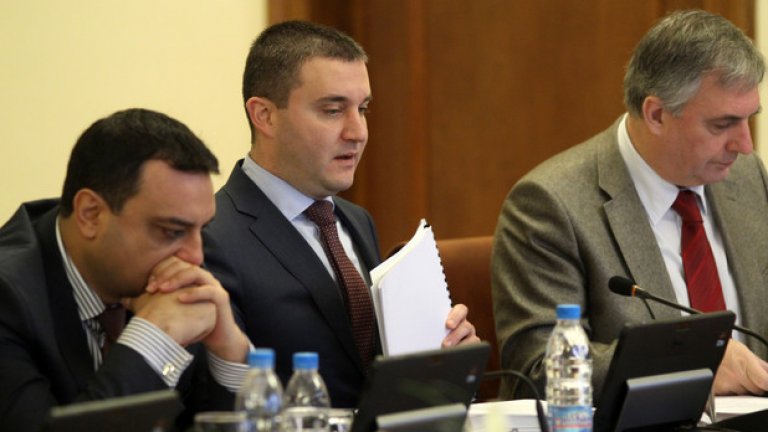 На извънредното заседание на Министерския съвет на 1 декември, 2014-та година, Ивайло Калфин сложи яркочервена вратовръзка