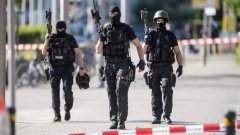 В последните няколко години Германия стана обект на серия терористични атаки, като нивото на сигурност беше повишено заради заплахите. Съдът в Мюнстер обаче отказва да депортира един от бившите сътрудници на Осама бин Ладен заради опасността за живота му в Тунис. 