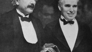 1018px-Albert_Einstein_and_Charlie_Chaplin_City_Lights_premiere_1931