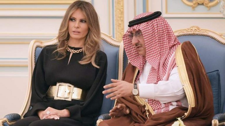 Както и други скорошни западни посетителки в Саудитска Арабия, Мелания не покри косата си със забрадка, пристигайки в консервативното ислямско кралство. 

