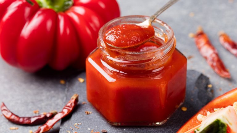 Доматено чътниВ голям дълбок тиган се запържва глава червен лук, няколко скилидки чесън и няколко люспи лют червен пипер. Добавят се 4-5 големи зрели домата на ситни кубчета, както и лъжичка кафява захар, малко оцет, сол, пипер и кимион. По желание може да се добави и една червена чушка или люта чушка. Сместа се вари до получаването на гъста паста.
Сипва се още гореща в бурканчета и се обръща на капачка, за да се стерилизира. Чътнито може да се яде и след приготвянето, стига да е добре охладено. Сервира се с хляб, соленки, чипс или тортили.