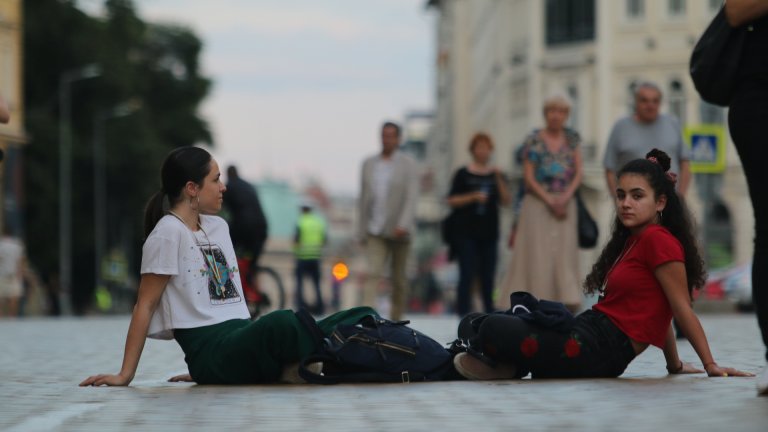Животът навън - политически, обществен и икономически - оставя някъде там, далеч извън стените на българското училище