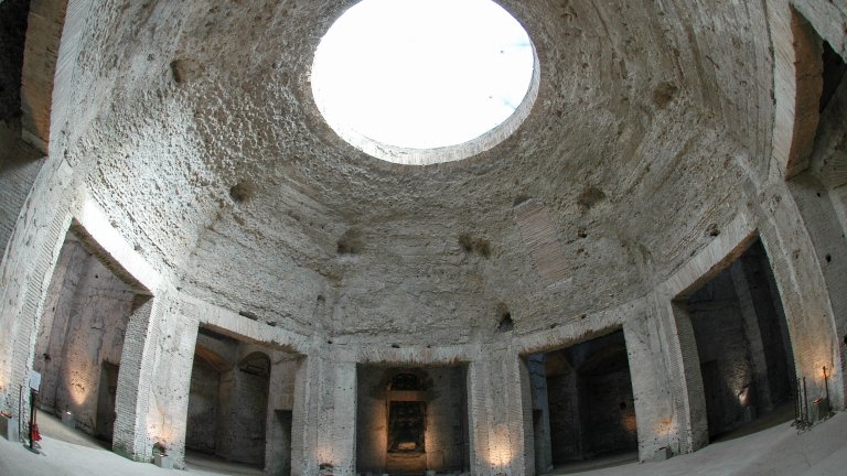 Domus Aurea
В превод означава Златният палат. Намира се доста близо до Колизеума и е дворец, строен от Нерон в памет на големия пожар, който опустошава столицата на Римската империя през 64 г.
Целта на Нерон е била далеч по-грандиозна – огромен бляскав дворцов комплекс с градини и лозя, който да засенчи всичко, строено преди това. Простирал се е чак до мястото, където е Колизеумът. Императорът умира преди строежът да приключи, а след това голяма част от него е разрушена. Останала е част от комплекса на хълма Опий.